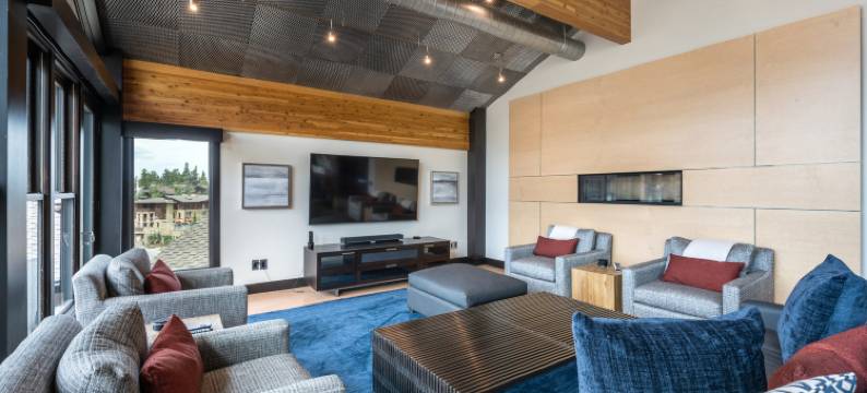 鹿谷步行可达徒步和骑行步道山景带烧烤架阳台顶层公寓(Deer Valley Penthouse, Mountain Views, Balcony with Grill, Walk to Hiking and Biking Trails)图片