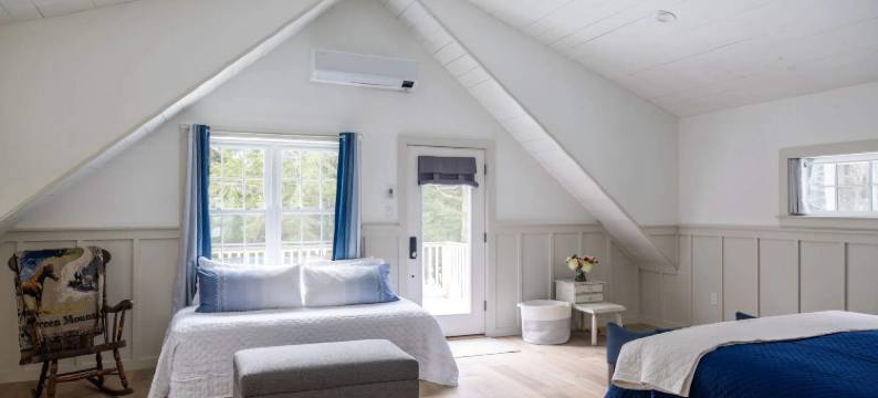 Charming Sanctuary with Backyard Pond and High-End Kitchen - Exquisite Haven图片