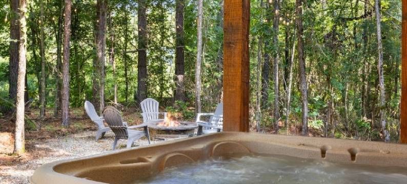 Hot Tub, Game Loft, and Cozy Patio - Stylish Bungalow Retreat图片