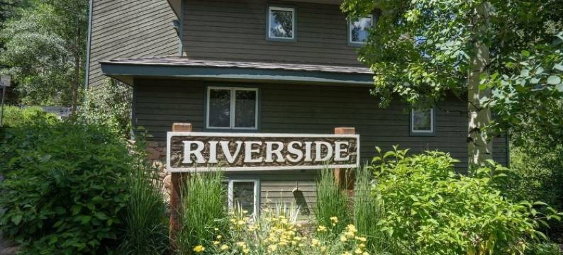 Riverside Dream! Quiet Spot w Deck, 5 Min Walk to Gondola & Main St, Condo图片