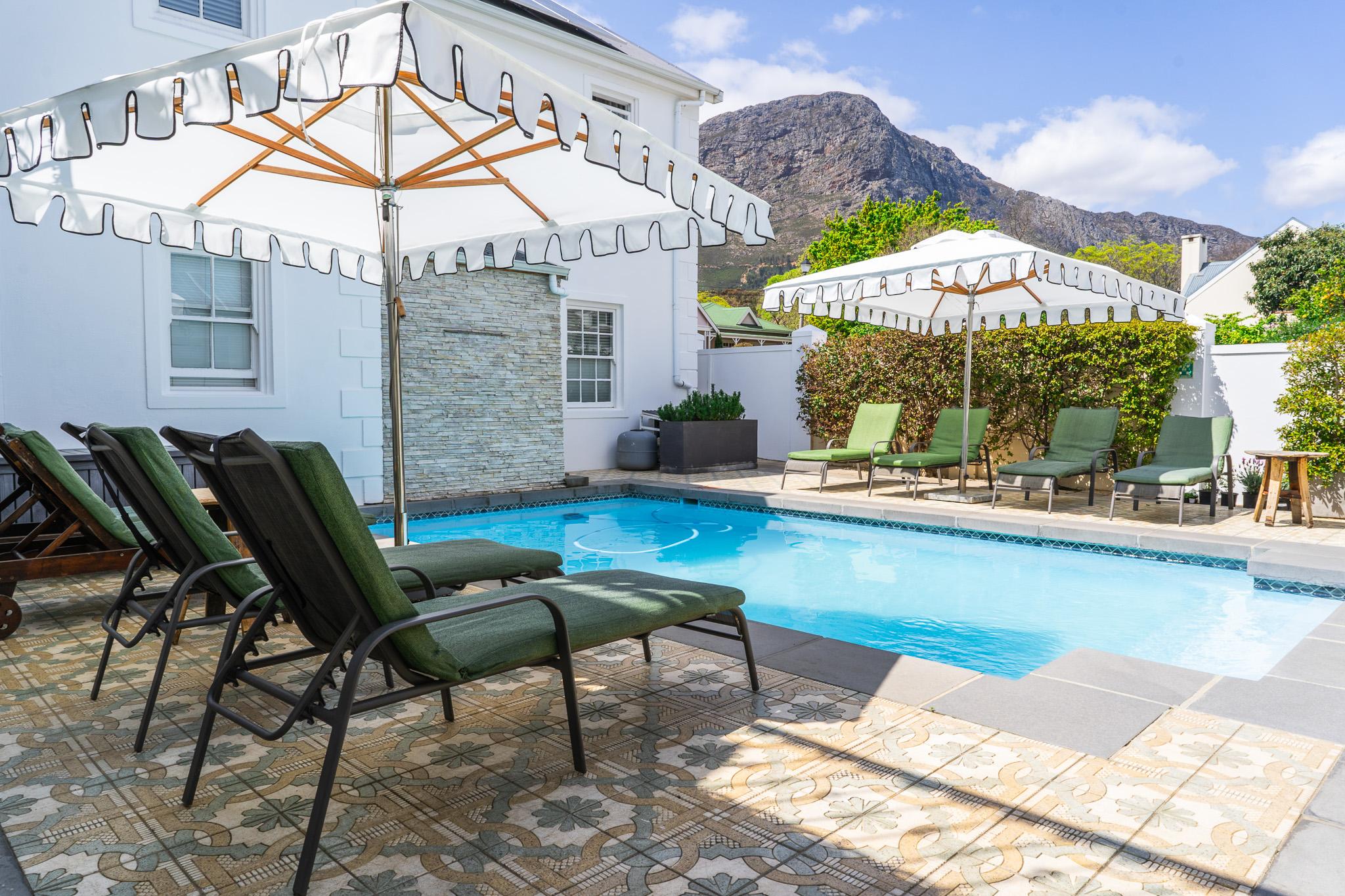 Le Petit ParisOver view