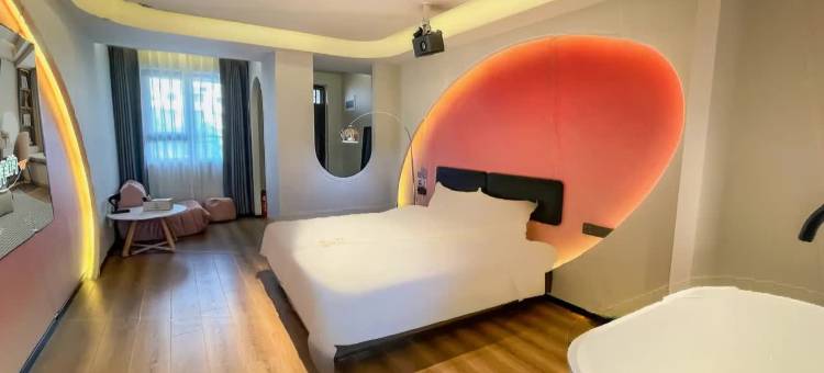 宿不同设计师民宿(开封清明上河园店)图片