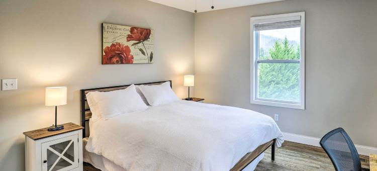 现代坎德勒之家带甲板和院子！(Modern Candler Home with Deck and Yard!)图片