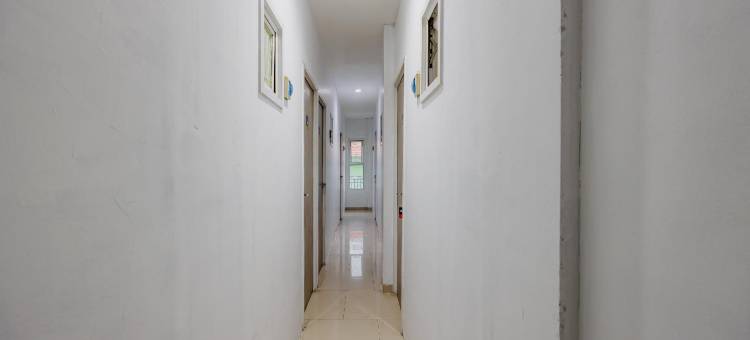 红多兹伊斯兰酒店-近勿加泗大都会购物中心(RedDoorz Syariah Near Metropolitan Mall Bekasi)图片