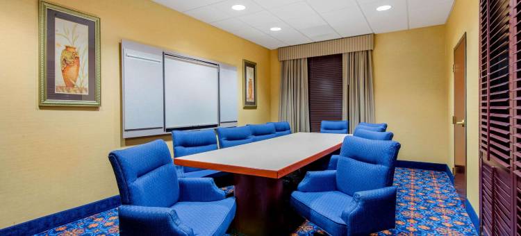 费城芒特劳雷尔拉昆塔温德姆套房酒店(La Quinta Inn & Suites by Wyndham Mt. Laurel - Philadelphia)图片