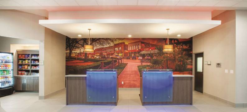 圣马科斯奥特莱斯购物中心拉昆塔温德姆套房酒店(La Quinta Inn & Suites by Wyndham San Marcos Outlet Mall)图片