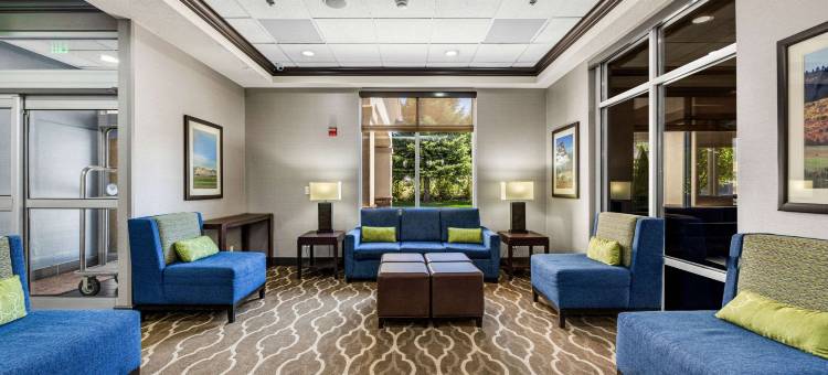 洛根-近大学舒适酒店(Comfort Inn & Suites Logan Near University)图片