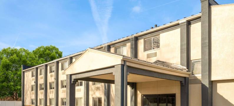 AmericInn by Wyndham Woodstock IL图片