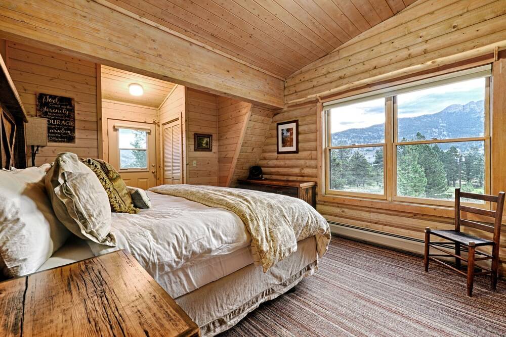 Rivendell Log Cabin - walk into RMNP! Continental Divide Views! Large Hot Tub!