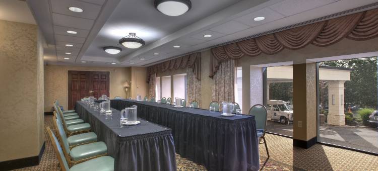 阿灵顿法院套房克拉丽奥精选酒店(Clarion Collection Hotel Arlington Court Suites)图片