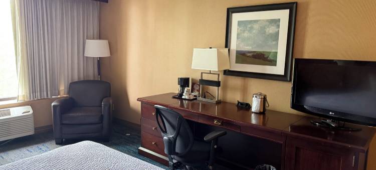 克里夫兰独立村华美达酒店(Ramada by Wyndham Cleveland Independence)图片