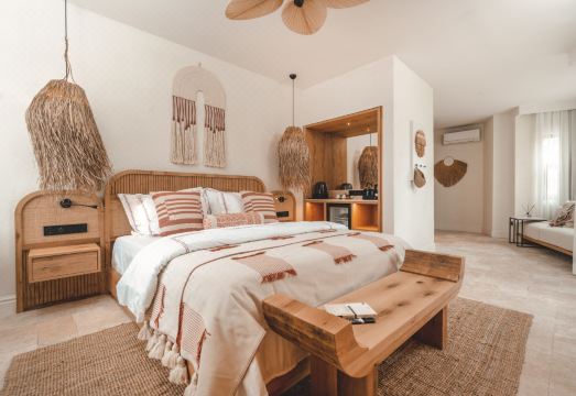 6 Rooms by Zula Hotel Overview