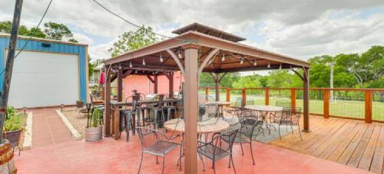 San Marcos River Hideaway with Game Room and Fire Pit图片