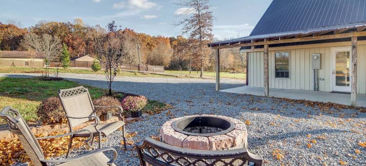 宁静的罗素泉家 w/ 火坑 & 池塘！(Peaceful Russell Springs Home w/ Fire Pit & Pond!)图片