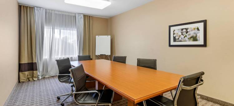 东莫林舒适套房酒店 - 近 I-80(Comfort Inn & Suites East Moline Near I-80)图片