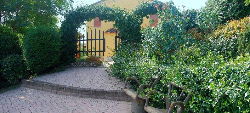 Sunlit home with pool图片