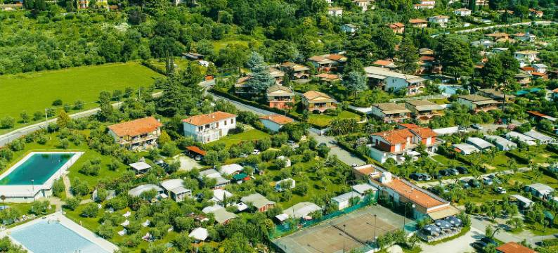 Mansion by Lake Garda with Pools & Olive Trees图片