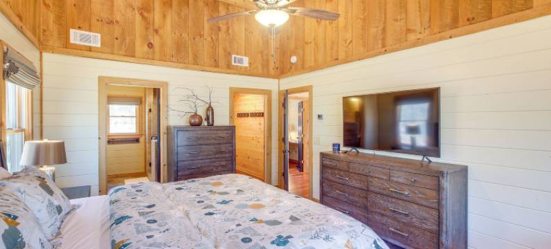 带露台和热水浴缸的豪华矿石山舱！(Luxury Mineral Bluff Cabin with Deck and Hot Tub!)图片