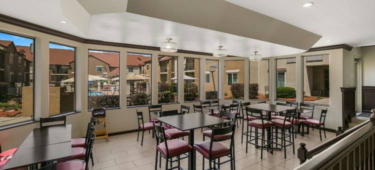 诺克斯维尔西锡达布拉夫红顶 PLUS+套房酒店(Red Roof Plus+ & Suites Knoxville West - Cedar Bluff)图片