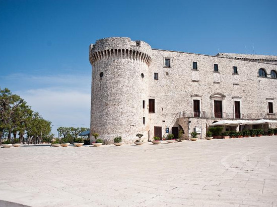 科特阿尔塔维拉酒店