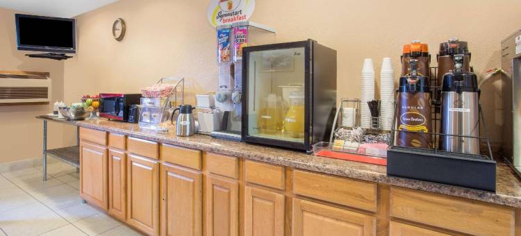 诺尔玛布卢明顿温德姆速8酒店(Super 8 by Wyndham Normal Bloomington)图片