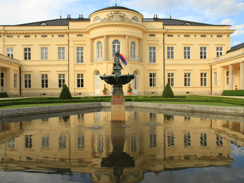 卡洛耶卡斯蒂里酒店及餐厅