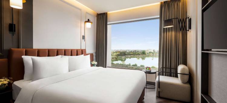 伊多尔-尼帕尼亚温德姆华美达安可酒店(Ramada Encore by Wyndham Indore Nipania)图片