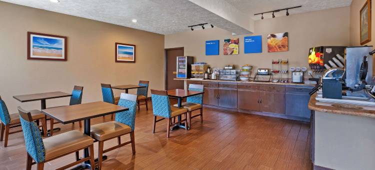 白厅舒适酒店 - 近密歇根冒险乐园(Comfort Inn Whitehall Near Michigan's Adventure)图片