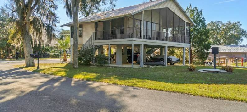 Manatee Manor. Waterfront, dock, stilted home. Renovated June '23.图片