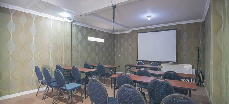 红多兹Plus酒店-近阿伦阿伦库宁冈(RedDoorz Plus Near Alun Alun Kuningan)图片