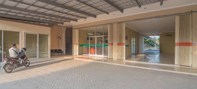 红多兹Plus酒店-近沙姆斯丁努尔机场3号(RedDoorz Plus Near Syamsudin Noor Airport 3)图片