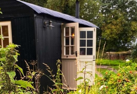 Cosy Romantic Shepherd Hut in Open Countryside Hotel Overview