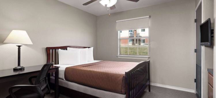 甘乃迪鹰巢套房酒店 - 温德姆旅屋(Eagle's Den Suites Kenedy a Travelodge by Wyndham)图片