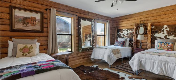 瓜达卢佩布拉夫原木小屋4卧室住宅 by RedAwning(Guadalupe Bluff Log Cabin 4 Bedroom Home by Redawning)图片