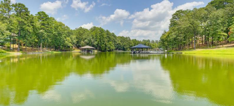 阳光克萨河度假屋，带船坞及滑槽！(Sunny Coosa River Hideaway w/ Boat Dock & Slip!)图片