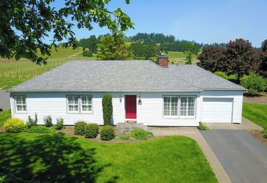 Charming Historic Cottage on Vineyard Hotel Overview