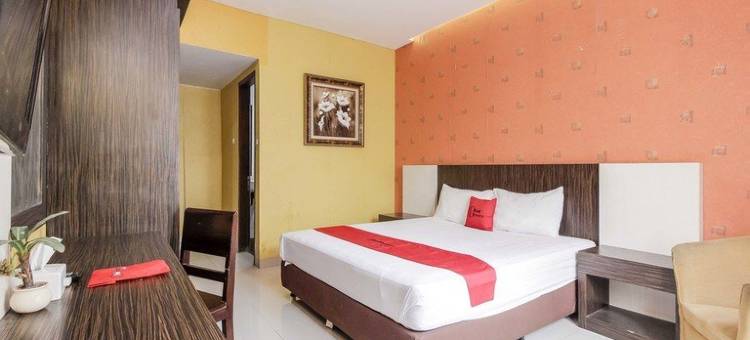 红多兹酒店-近帕萨尔帕吉(RedDoorz at la Mega Near Pasar Pagi Cirebon)图片