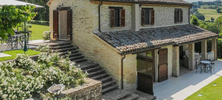 Scenic villa with heated pool图片