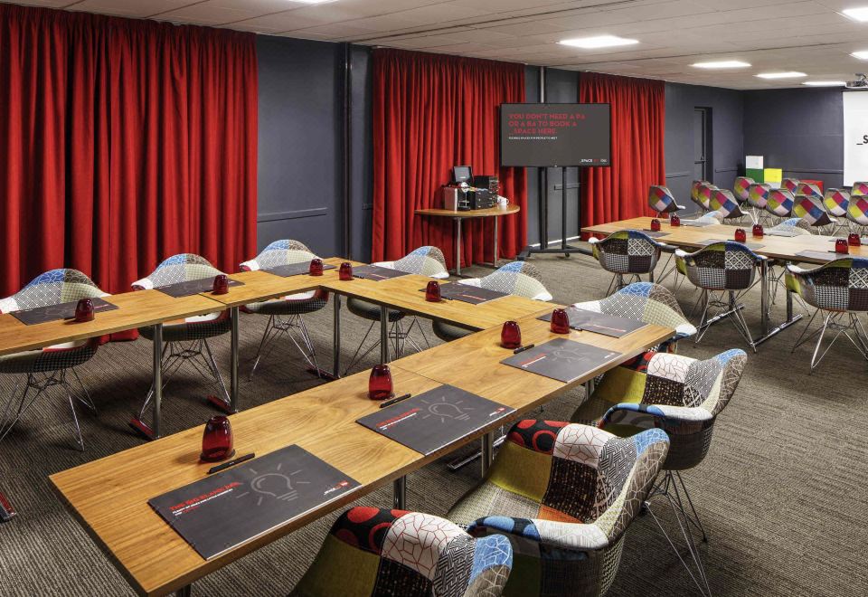 ibis London Luton Airport Hotel Overview