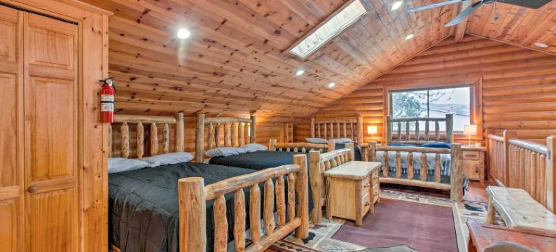 距滑雪缆车3个街区：天使之火巴士路线小屋(3 Blks to Ski Lift Angel Fire Cabin on Bus Rt)图片