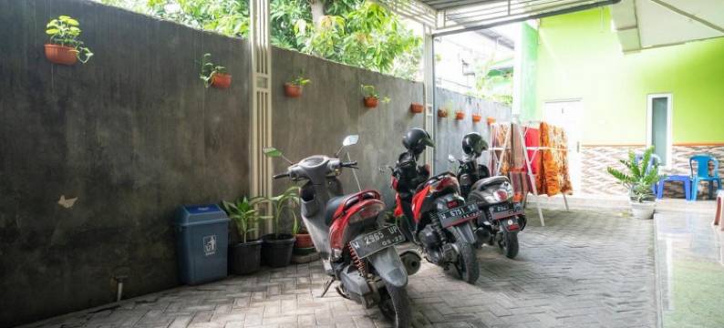 红多兹伊斯兰酒店-近诗都阿佐力宝广场(RedDoorz Syariah Near Lippo Plaza Sidoarjo)图片