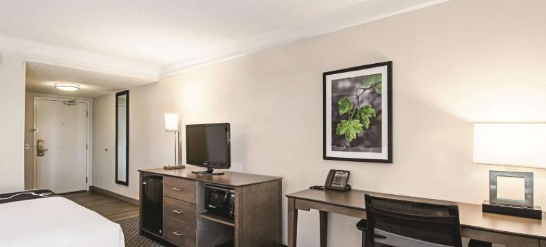 辛辛那提沙伦维尔拉昆塔温德姆套房酒店(La Quinta Inn & Suites by Wyndham Cincinnati Sharonville)图片