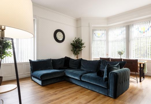 1.5 miles from City Centre, 85inch TV with Parking Hotel Overview