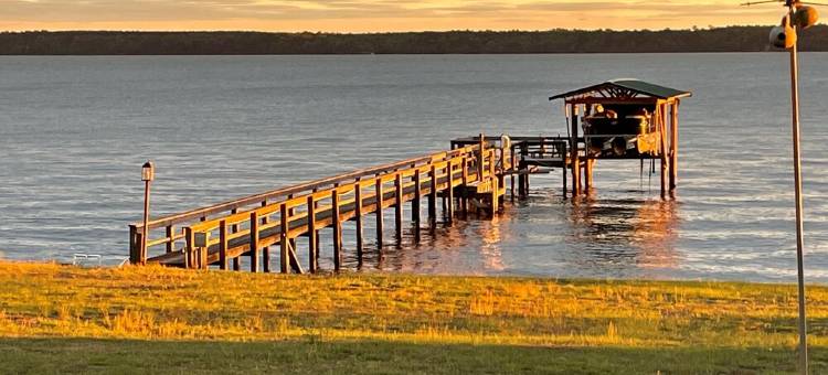 Deep water Lake Marion house.  4BR 2.5BA. Fish off dock. Nearby Golf. SUNSETS图片