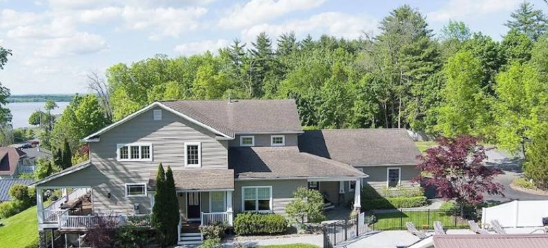 Jockey Lake House: Spacious Retreat With Game Room Near Race Track图片