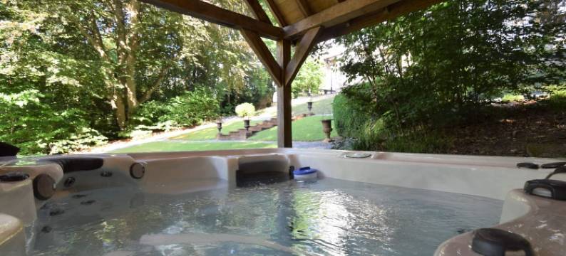 阿登山脉的复古别墅，配有热水浴缸和红外线桑拿(Vintage Villa with Hot Tub & Infrared Sauna in Ardennes)图片