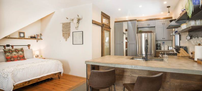 Spacious Studio with Full Kitchen and Porch - Stylish Cozy Retreat图片