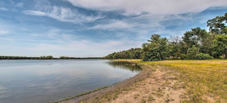 舒适的河边度假：现场钓鱼！(Cozy Riverfront Getaway Fishing on-Site!)图片