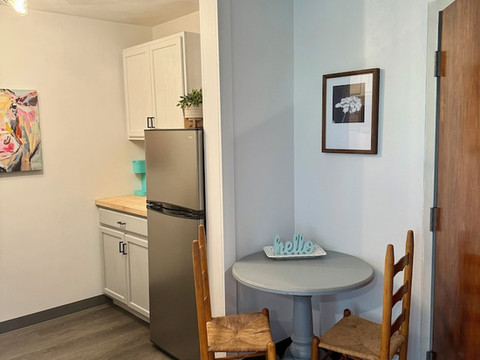 Adorable studio unit with full kitchen