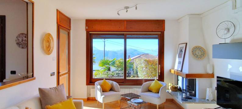 House in Luino with Green Garden and City Views图片